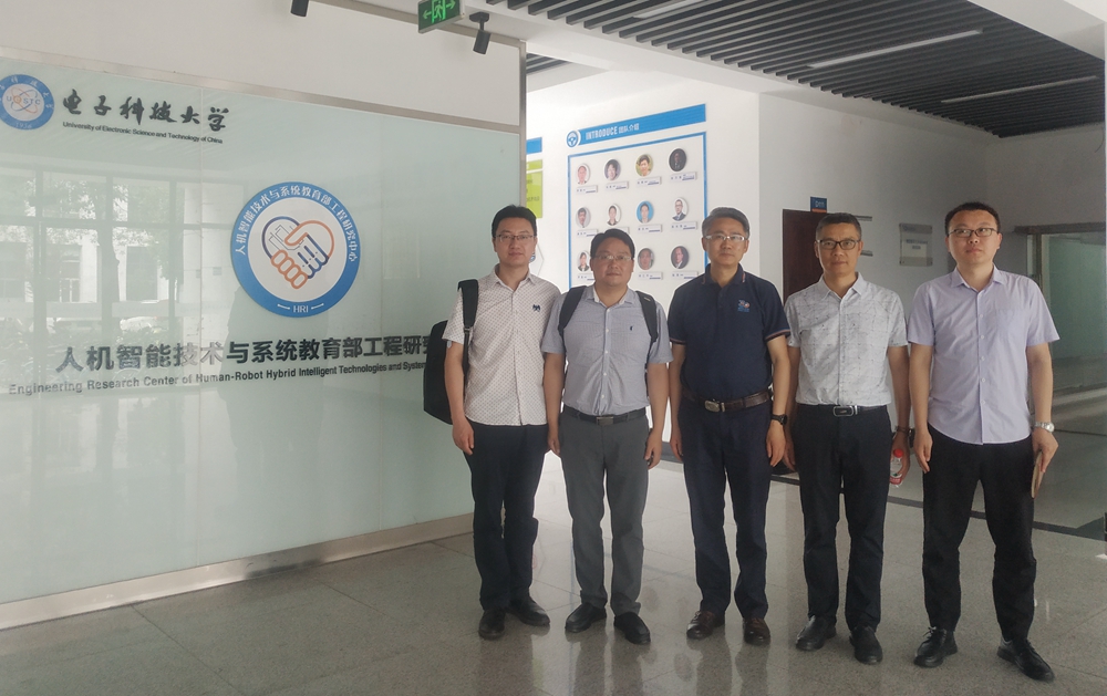 sSmr_1685606565463000123.jpg 电子科大_合影.jpg