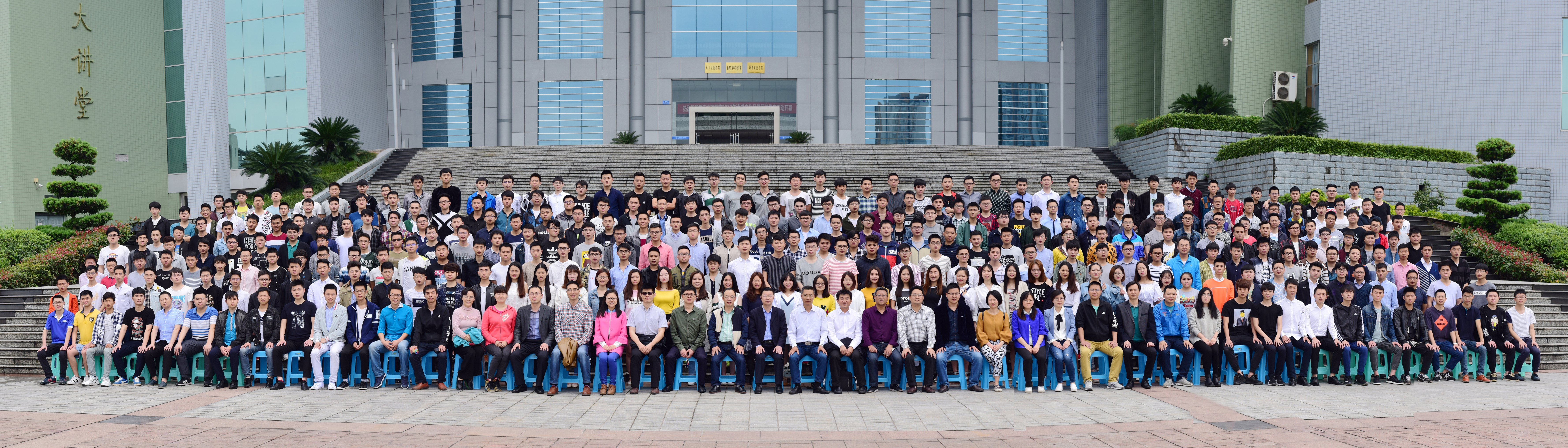 10suncitygroup太阳集团2017届机电工程学院年级毕业合影.jpg